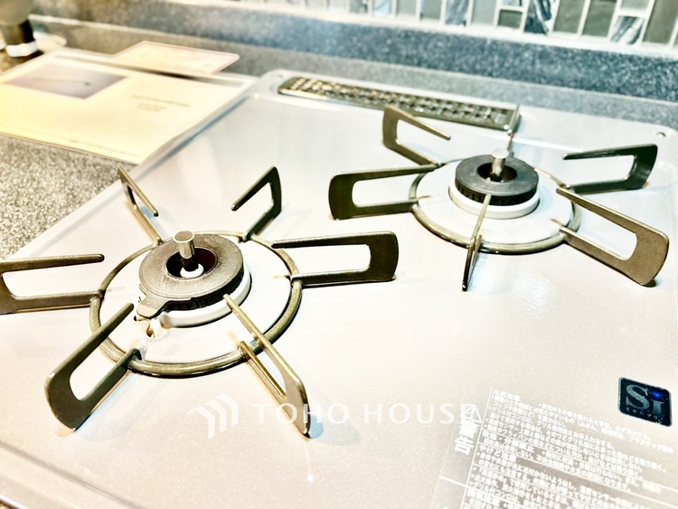 キッチン ◆隠された美しさ◆流麗な音楽が流れているような繊細でいながら整然かつ堅牢なこの空間。この空間は確かに美しい。しかし、そこには美しさ以上のものが隠されている。