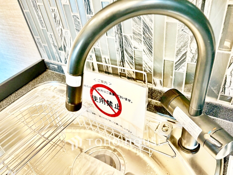 キッチン ◆色彩◆この空間に放たれた光は華美なまでに演出されたデザイン。流れる時をより芳醇なコーヒーの様な色彩奏でるアダージョ。そして情景豊かな作品のような暮らしがイメージできる。