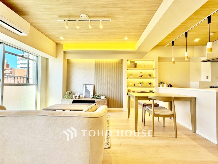 内装 ◆窓を開けると◆冷涼な風、そよぐリビング。だんらんの場所はここから始まり、ここで終わる。家族の笑顔が集う素敵な場所だから、こだわり抜いた思いが詰まっているのだと思う。