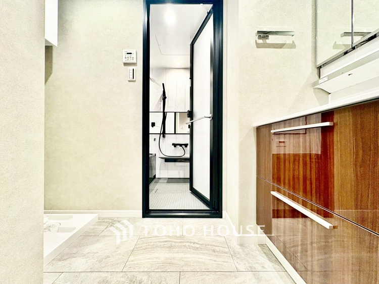 風呂 ◆癒しの空間◆室内構成に拘り採光とセンスを散りばめた空間。それは『柔らかさ』に似た素敵な居場所。そこに暮らす人のことを考えつくり出したものは『癒し』という心地よい居場所なんだと思う