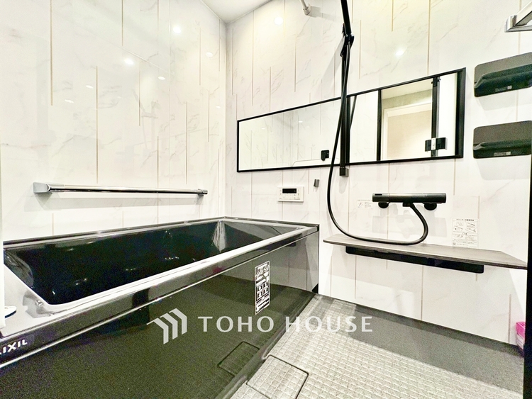 風呂 ◆サンサンと◆差し込む太陽の光がこのリビングに笑いをもたらす。ソファの上のクッションがポカポカした暖気にぬくぬくと微睡んでいる。