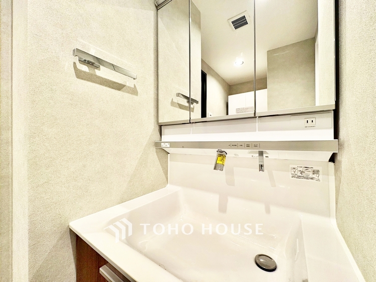 洗面 ◆窓を開けると◆冷涼な風、そよぐリビング。だんらんの場所はここから始まり、ここで終わる。家族の笑顔が集う素敵な場所だから、こだわり抜いた思いが詰まっているのだと思う。