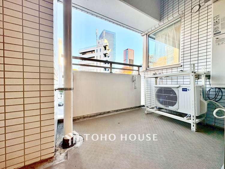 バルコニー ◆リビングルーム◆そこには目を輝かせ笑顔で見つめてくれる君がいて、「おかえり」の言葉がこだまする。何気ない日々の挨拶は僕にとっては幸せで、同時に君の瞳にも恋している。