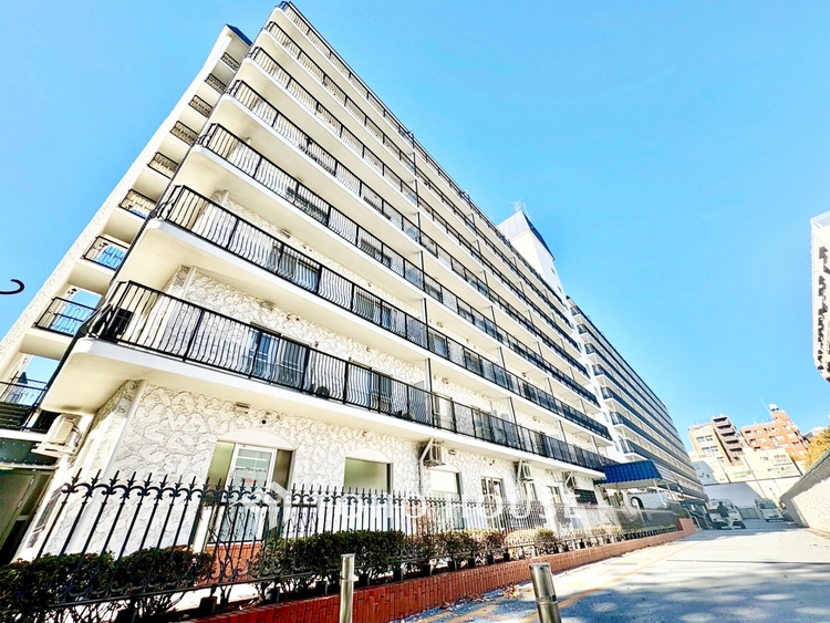 外観 ◆水面に映る◆紅葉を纏った山々を眺め、美しさのあまり感嘆のため息を漏らした事は無いだろうか。いつしか忘れかけていた自然の美しさと力強さを思い出させてくれる、そんな景色がここにもある。