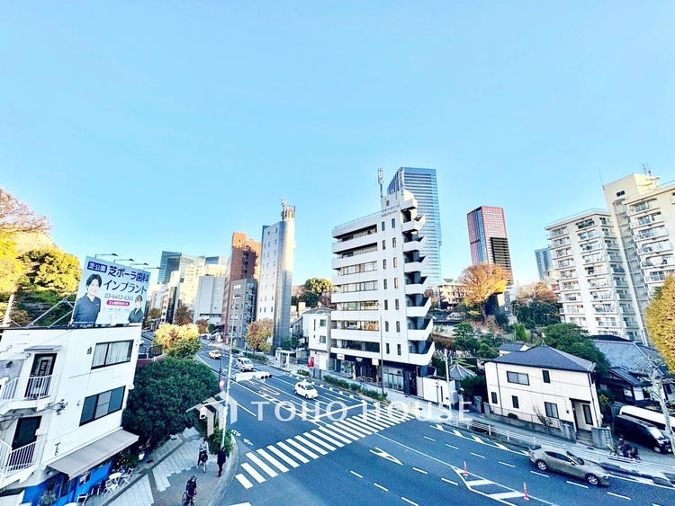 その他 ◆今宵の食卓◆ダウンライトに反射するグラスを眺めながらワインを注ぐ。トクトクと心地いい音をさせながら、フランスの古城を思わせる薫りがたちこめ、とても幸せな時を過ごせる。