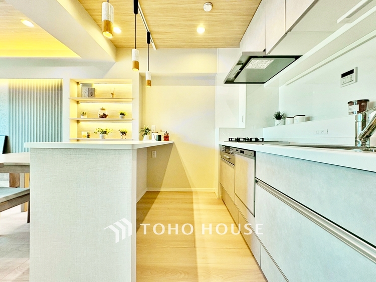 キッチン ◆結ばれた◆玄関ドアを開けるとリビングから聞こえる小走りの足音。靴を脱ぎかけ目の前に立つ君の瞳と交差する。君は微笑みその刹那に心奪われる。佇む僕と君の間に赤い糸が結ばれた。