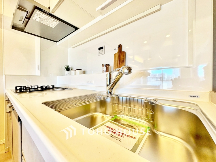 キッチン ◆ここに在る◆事も無げに美しく、伝えるには筆舌に尽くし難い。豪華絢爛や華美と言う事ではなく、住まう者にとって暮らし易く心地がいいと言う美しさがこの住まいには込められている。