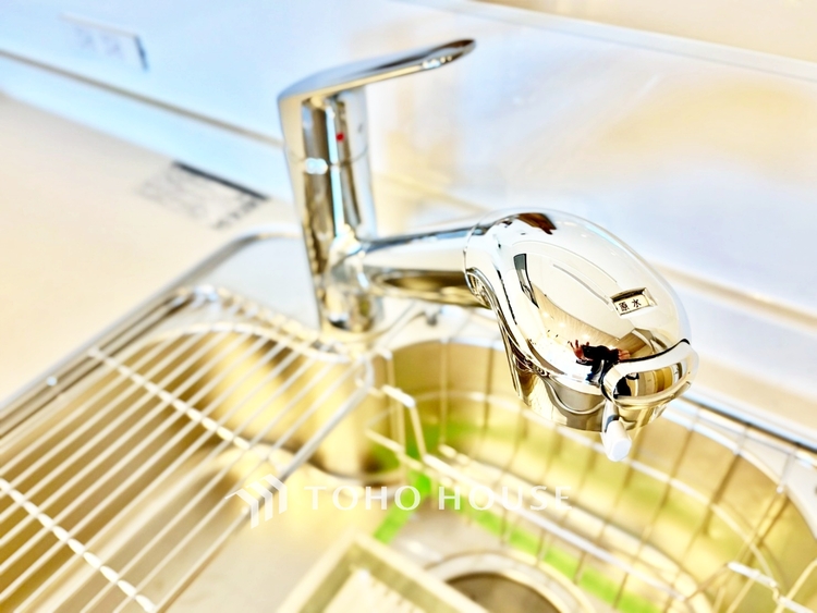 キッチン ◆隠された美しさ◆流麗な音楽が流れているような繊細でいながら整然かつ堅牢なこの空間。この空間は確かに美しい。しかし、そこには美しさ以上のものが隠されている。