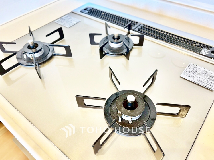 キッチン ◆色彩◆この空間に放たれた光は華美なまでに演出されたデザイン。流れる時をより芳醇なコーヒーの様な色彩奏でるアダージョ。そして情景豊かな作品のような暮らしがイメージできる。