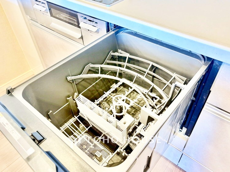 キッチン ◆今宵の食卓◆ダウンライトに反射するグラスを眺めながらワインを注ぐ。トクトクと心地いい音をさせながら、フランスの古城を思わせる薫りがたちこめ、とても幸せな時を過ごせる。