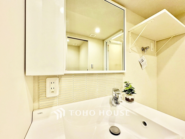 風呂 ◆今宵の食卓◆ダウンライトに反射するグラスを眺めながらワインを注ぐ。トクトクと心地いい音をさせながら、フランスの古城を思わせる薫りがたちこめ、とても幸せな時を過ごせる。