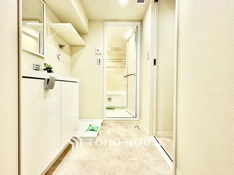 洗面 ◆リビングルーム◆そこには目を輝かせ笑顔で見つめてくれる君がいて、「おかえり」の言葉がこだまする。何気ない日々の挨拶は僕にとっては幸せで、同時に君の瞳にも恋している。