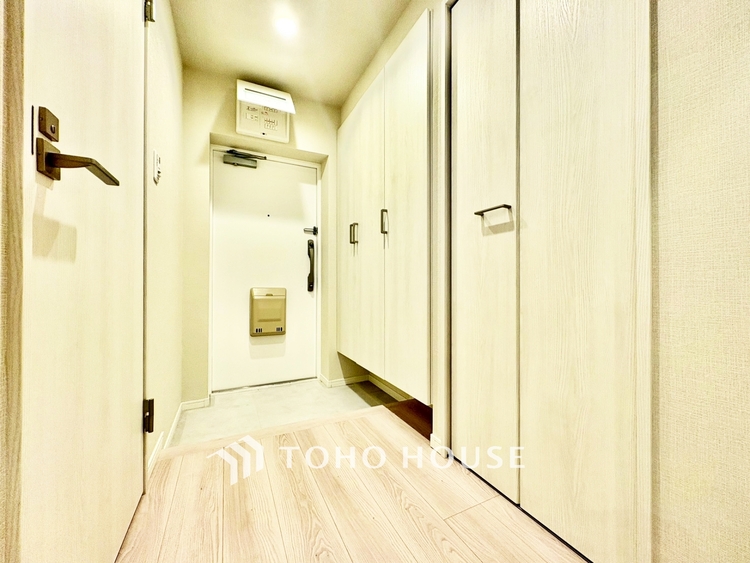 玄関 ◆海の向こうへ沈む夕日◆オレンジ色の光は大人になった今の僕にはわかる。1日の終わりを伝えに来たわけではなく、また明日が来る方へ導いてくれた事を。