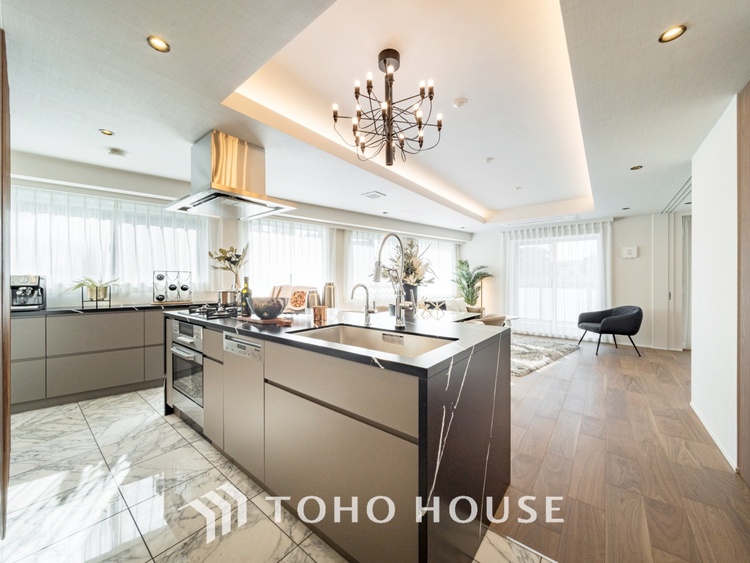内装 【Kitchen】光り眩い羨望のリビングへ。一歩一歩を踏みしめて家族の集う幸せの場所へ。すべてがクライマックスのマイベストホーム。
