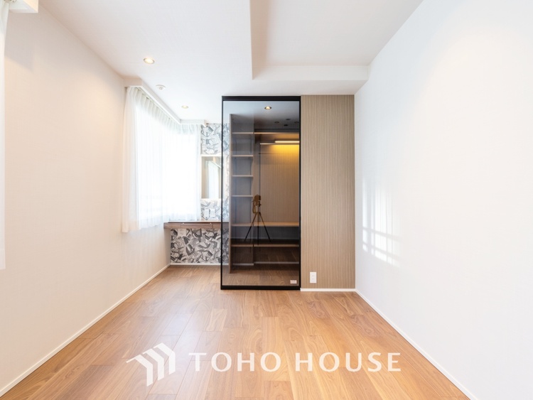 内装 【Private room】家族個々の安らぎの空間。プライベートなBedRoomは暮らす方の感性で造り上げたいもの。誰もが好みで飾れるシンプルな室内に仕上げてあります。