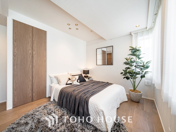 内装 【Ease】家族個々の安らぎの空間。プライベートなBedRoomは暮らす方の感性で造り上げたいもの。誰もが好みで飾れるシンプルな室内に仕上げてあります。