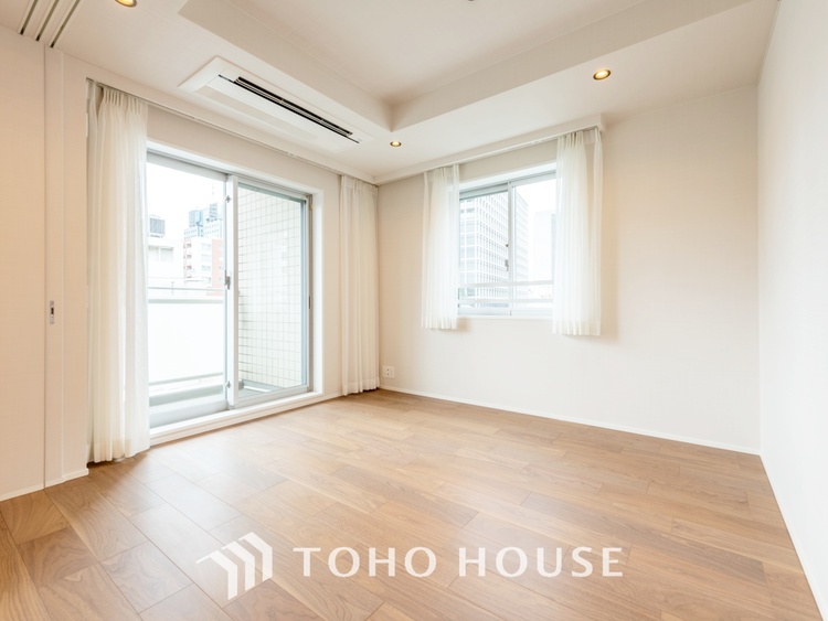 内装 【Bouncy conversation】　パートナーや家族が集う憩いの空間。真新しい木目のフローリングや白亜のクロスを陽の光、ダウンライトが照らし出し、家族・友人・知人の会話に華を咲かせます。