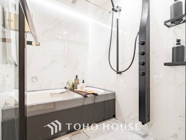 風呂 【Swaying surface】光に照らし出されたバスルーム。膨よかな湿度と静かに揺れる眼前の水面。広い浴槽にゆっくりと身を沈め深く瞑想をすれば、また新たな活力が膨らんできます。