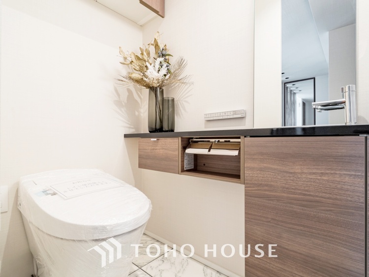 トイレ 【toilet】トイレットペーパーの使用回数を減らせることです。 シャワートイレを使用すれば、洗浄して汚れを落とすことができるため、トイレットペーパーの使用を最小限にとどめることができます。