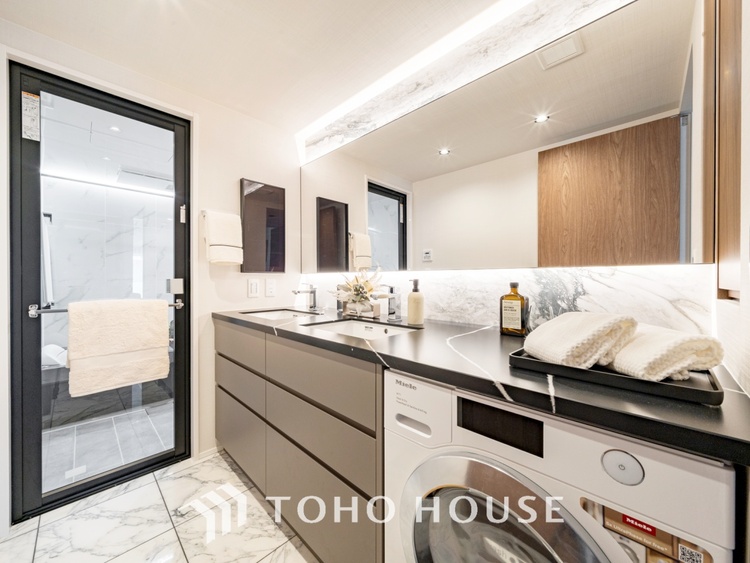 洗面 【Wash basin】十分な大きさの洗面台は収納もさる事ながら、身だしなみチェックや歯磨きなど、朝の慌ただしい時間でもホテルライクなスペースで余裕とゆとりを感じて頂けます。