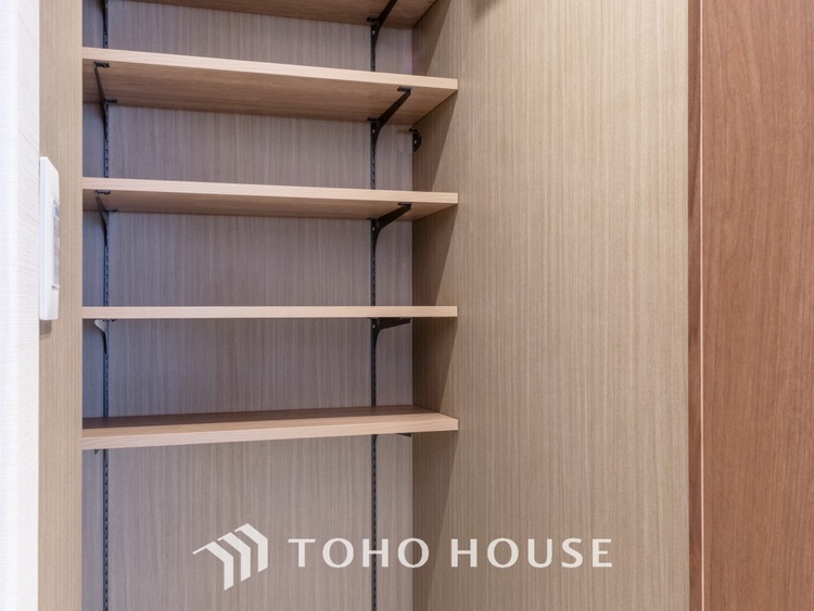 収納 【closet】奥行きのあるクローゼットを採用。衣装ケースや、掃除機といった電化製品まで多くの物を収納できるようなつくりになっております。是非一度、ご自身の目でお確かめ下さい。