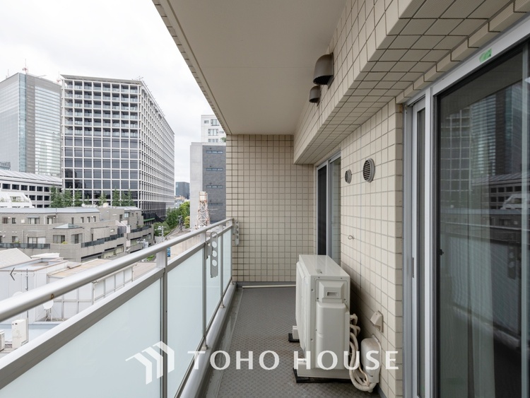 バルコニー ◆青空テラス◆ベランダから望む紺碧の空からそよ風、そして目に映るのはグリーン広がる風光明媚な世界。それは清々しい自然の薫りを肌で感じる幸せな空間。