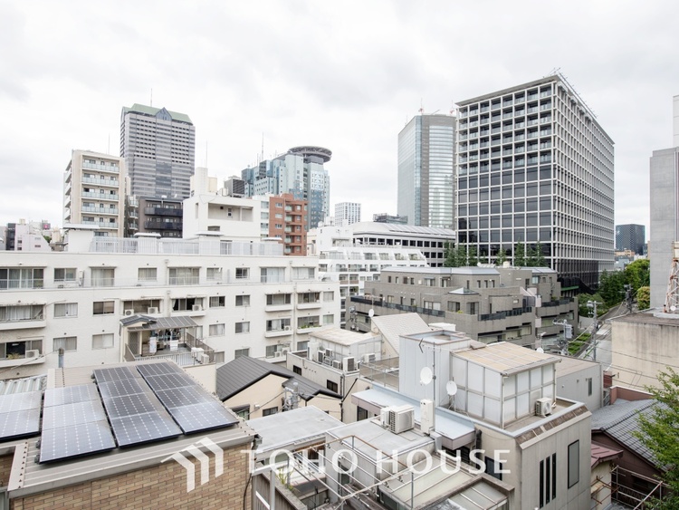 バルコニー 【Blue sky terrace】見上げると、空。時間を忘れ大空を見上げるなんて、いつぶりだろうか。こんなにも広く美しい情景がこの頭上にあったなんて。時間を忘れ、時を知る。