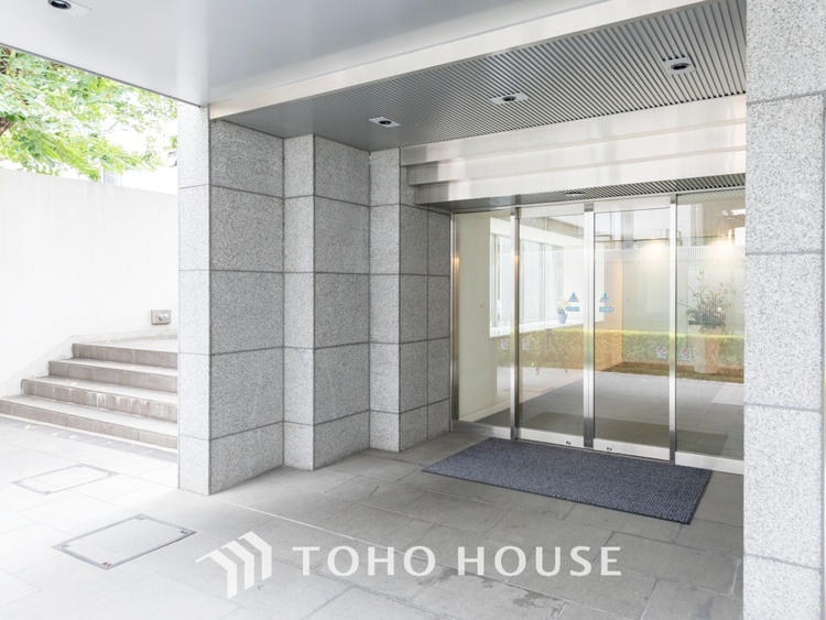 エントランス 【Entrance】仕事は好きだ。でも今日という一日はあまり芳しくない日もある。とぼとぼと家路に付く頃、ふと目を上げると我が家のエントランス。