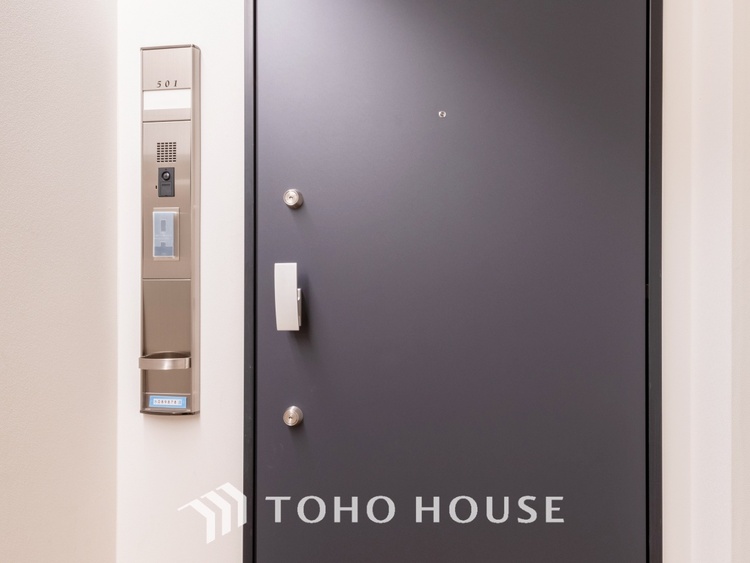 その他 【By the window】◆窓辺◆窓を開けベランダに出ると当所なく広がる街と空のスクリーン。風が凪ぎ一時停止する目の前の画面