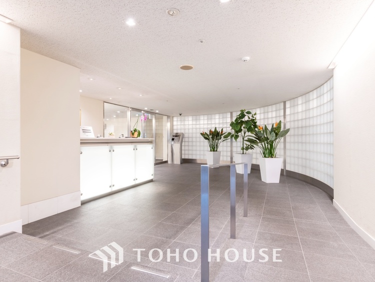 その他 ◆木漏れ日◆の様な採光が優しく足元を照らし、心地いい暮らしの道しるべを写し出す。この空間で過ごす家族との語らいの時間がとても素敵で幸せを感じるかもしれない。【Holiday of a home】