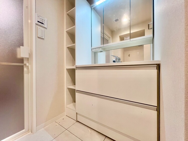 その他 清潔感を感じられる洗面化粧台。