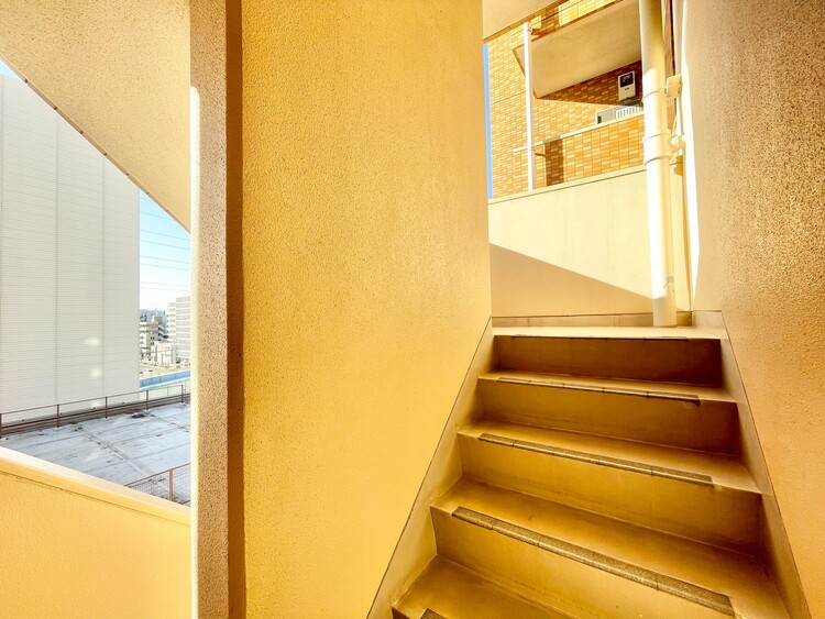 その他 共用部の階段です。明るく清潔に管理されています。