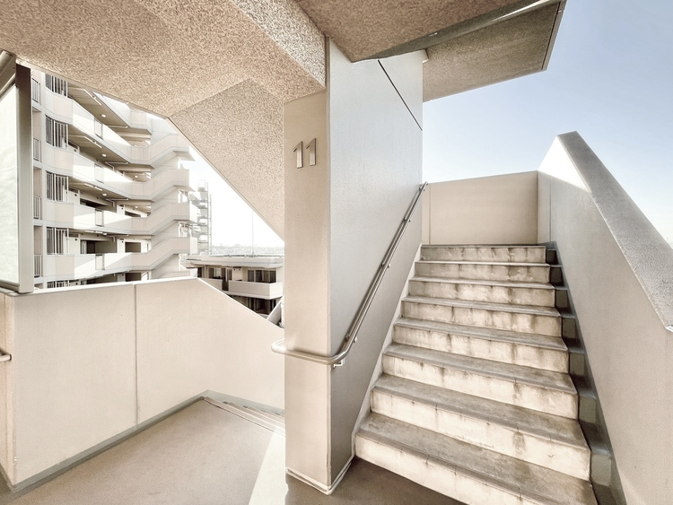 その他 共用部の階段です。明るく清潔に管理されています。