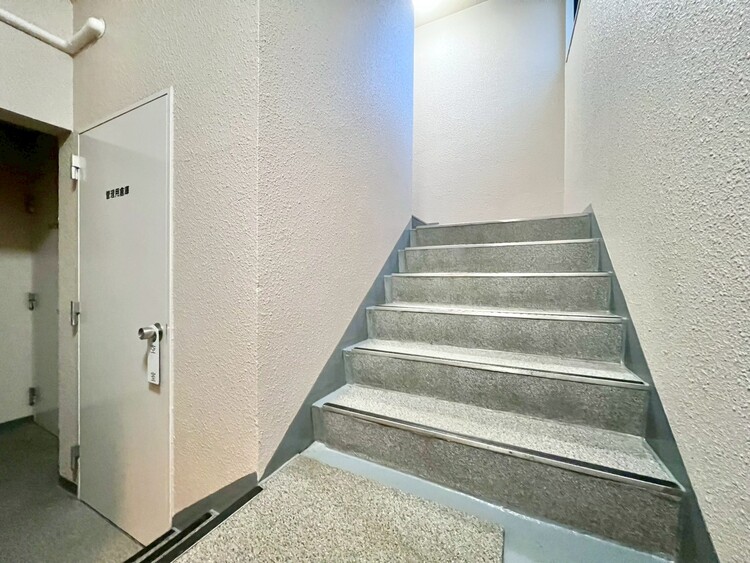 その他 共用部の階段です。明るく清潔に管理されています。
