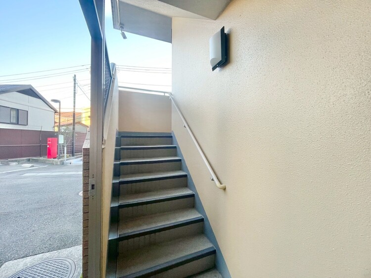 その他 共用部の階段です。明るく清潔に管理されています。