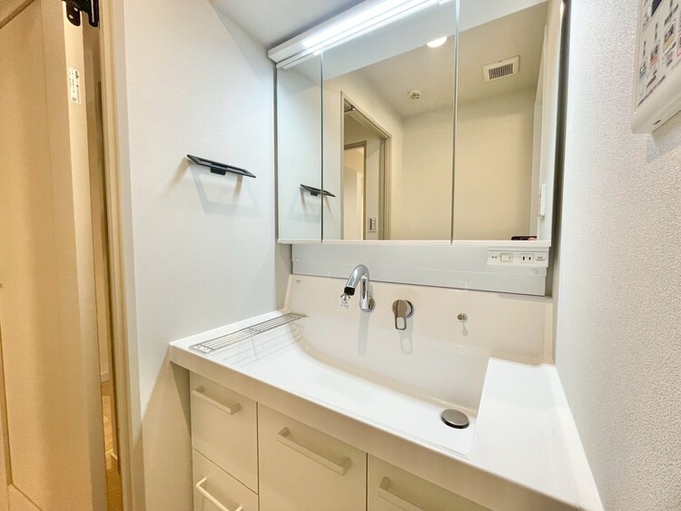 その他 清潔感を感じられる洗面化粧台。