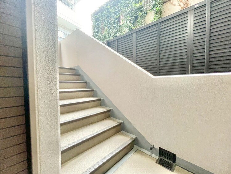 その他 共用部の階段です。明るく清潔に管理されています。