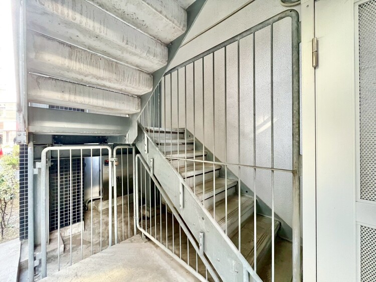 その他 共用部の階段です。明るく清潔に管理されています。