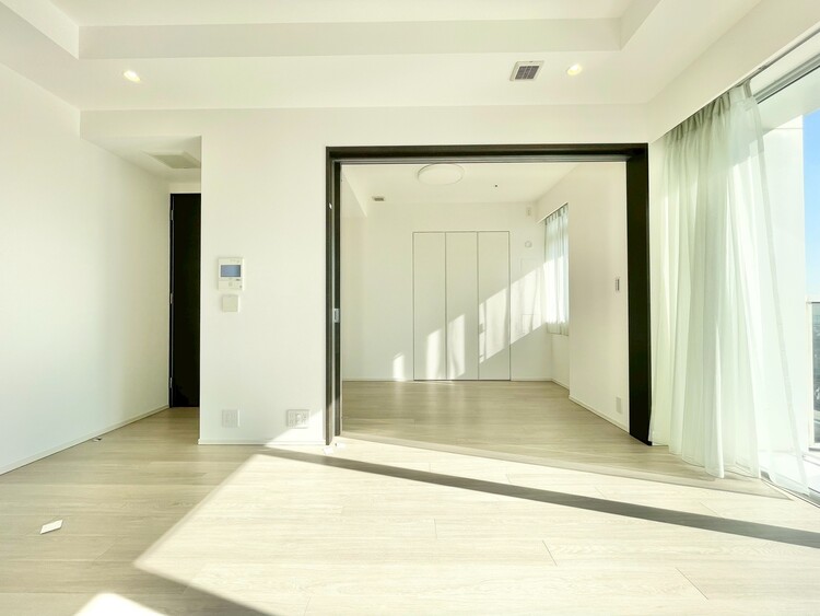 居間 通風・採光に優れ、心地よい光と風が溢れています。