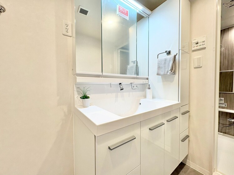 その他 清潔感を感じられる洗面化粧台。