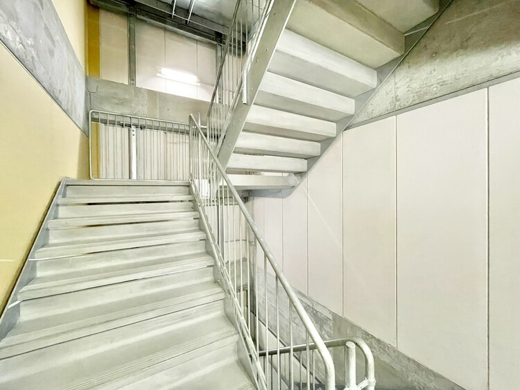 設備 共用部の階段です。明るく清潔に管理されています。