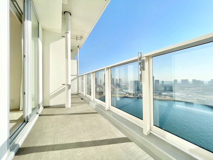 バルコニー 朝の澄んだ空気や、夕方に吹く清々しい風を感じられるバルコニー。