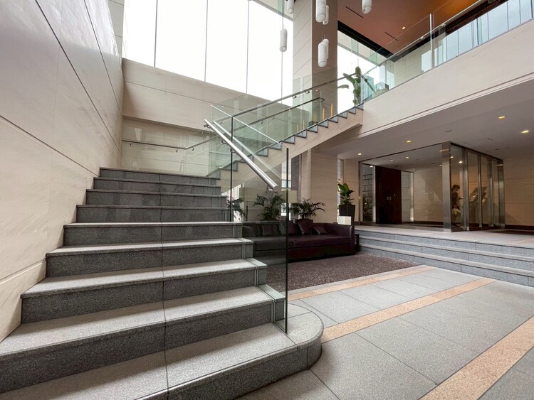 その他 共用部の階段です。明るく清潔に管理されています。