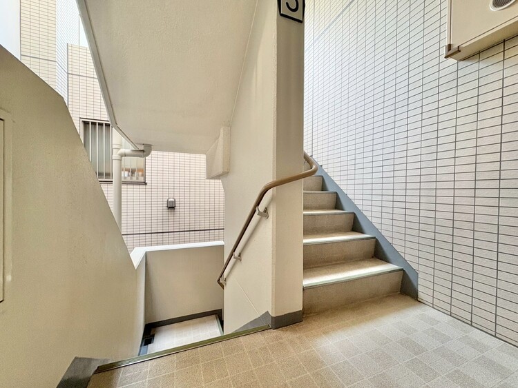 その他 共用部の階段です。明るく清潔に管理されています。