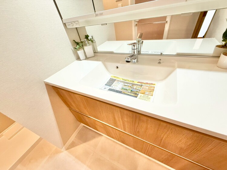 その他 清潔感を感じられる洗面化粧台。