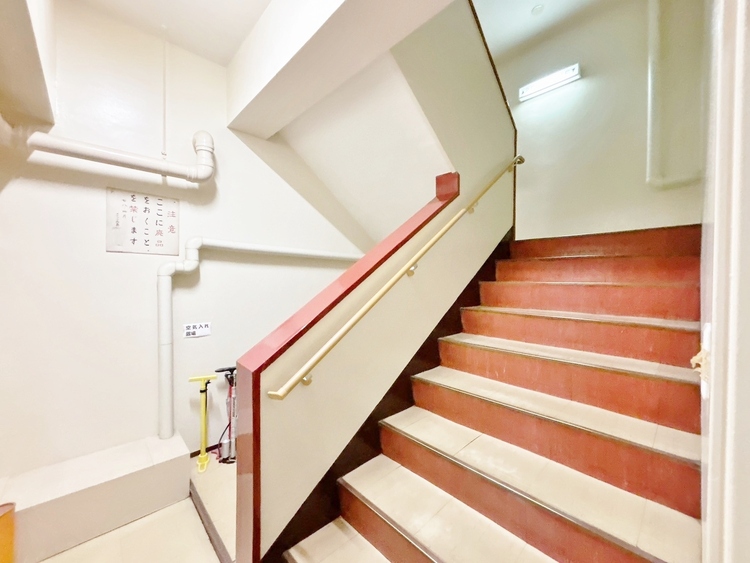 その他 共用部の階段です。明るく清潔に管理されています。