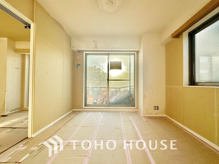 内装 現在改装中◆陽光◆が差し込む。この開放的なLDKに家族の笑顔が集う。家族が一緒に過ごす空間は明るく、そして居心地よく。