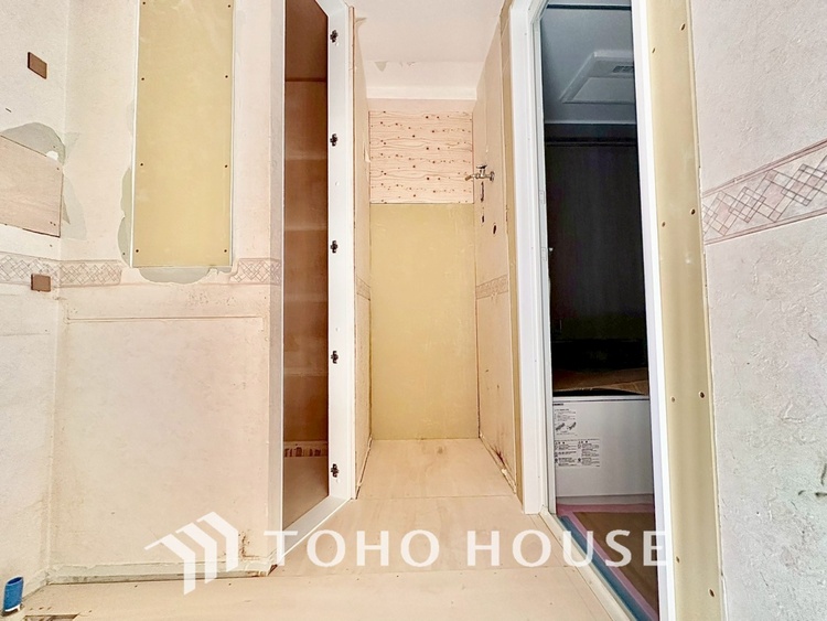 洗面 現在改装中◆快適◆煌びやかな暮らしの中にも忘れたくない快適さ。大きな収納が助けてくれます。