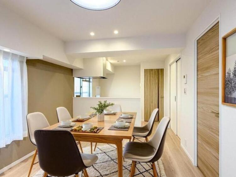 居間 【配置してある家具はCGによるイメージです】ゆとりあるキッチンスペースを備えるリビングは家族が1番くつろげる癒しの空間です。