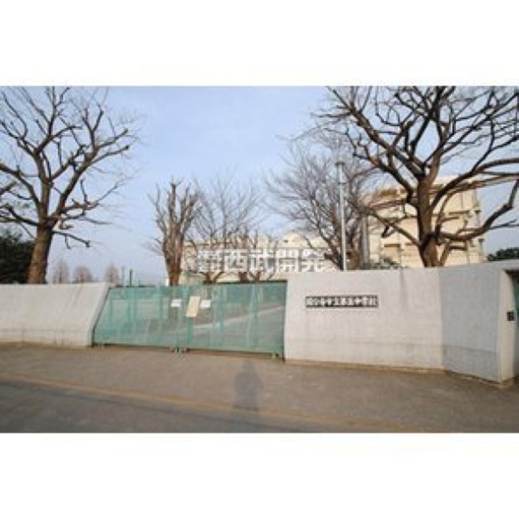 周辺 第五中学校(約600m)